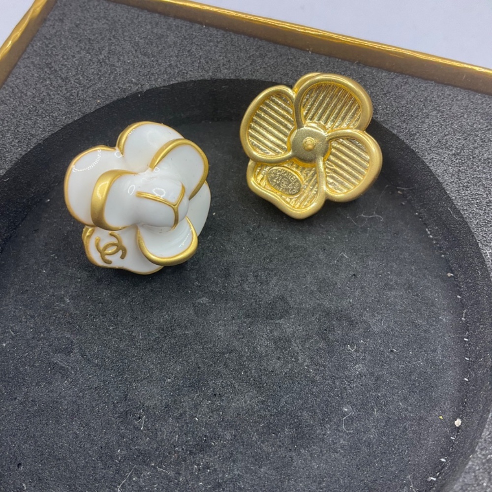 Camelia flower earrings - Picture 3 of 5